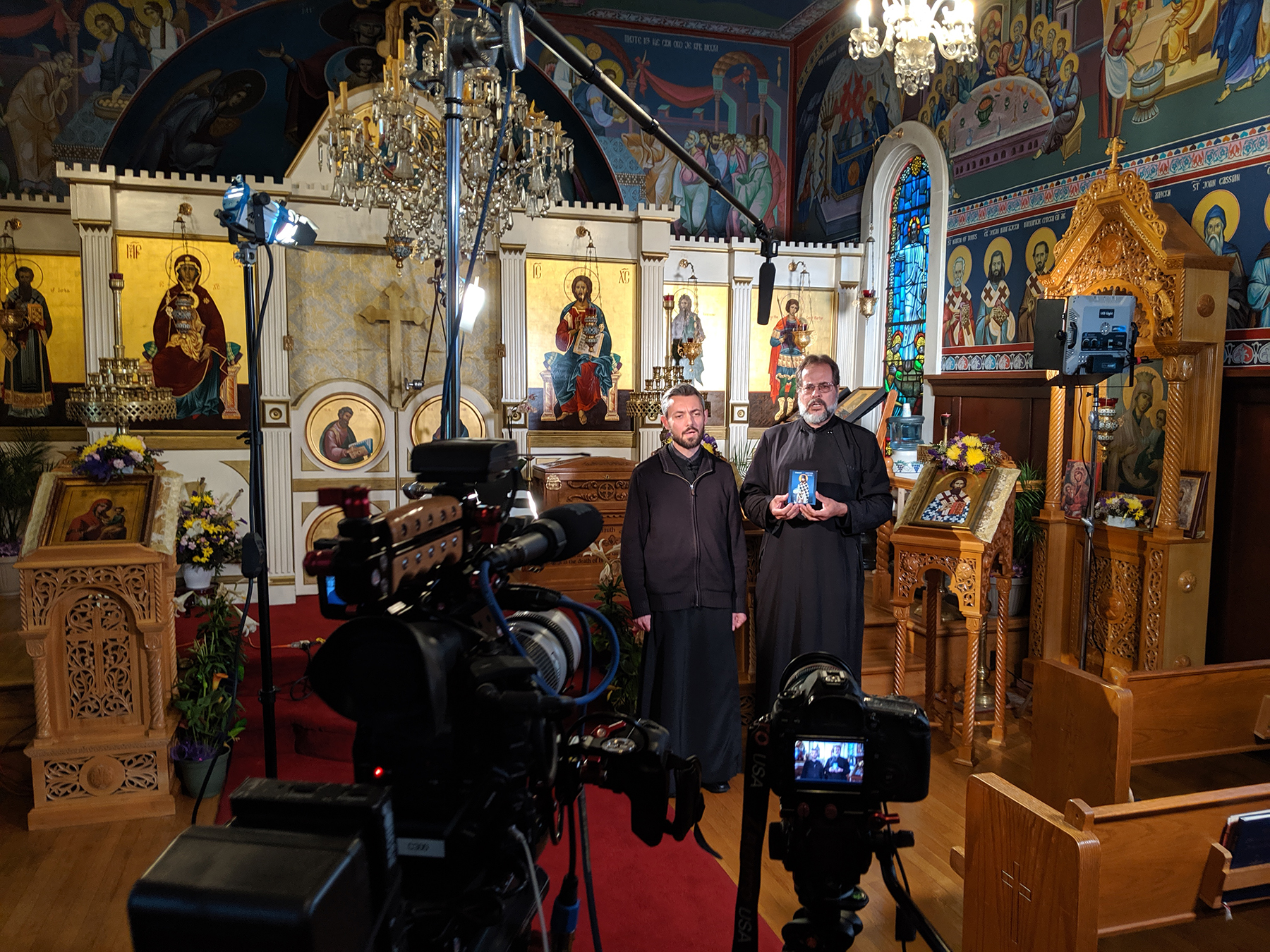 Iza kulisa: otac Marko i otac Dragan u Crkvi Sv. Nikole u Indijanapolisu; Foto: Promo