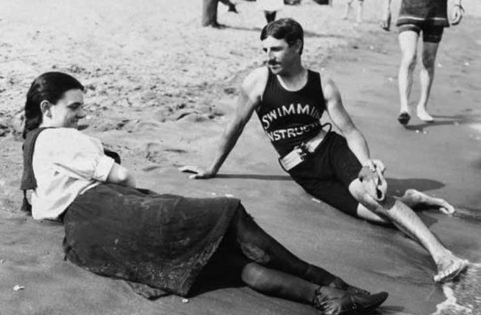 Nikola Tesla sa devojkom na američkoj plaži. Foto: Privatna arhiva