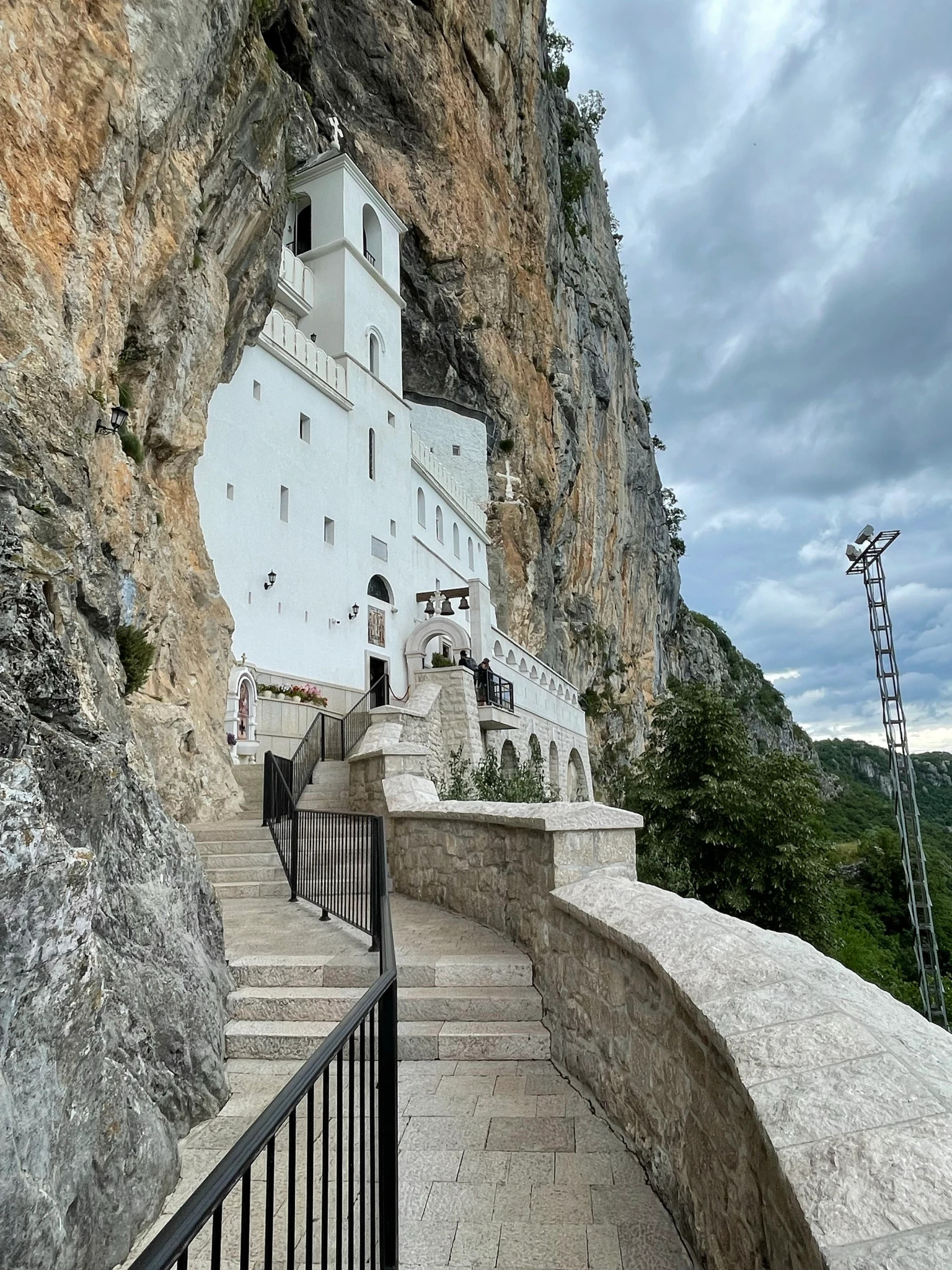 Manastir Ostrog; foto Larry Angier