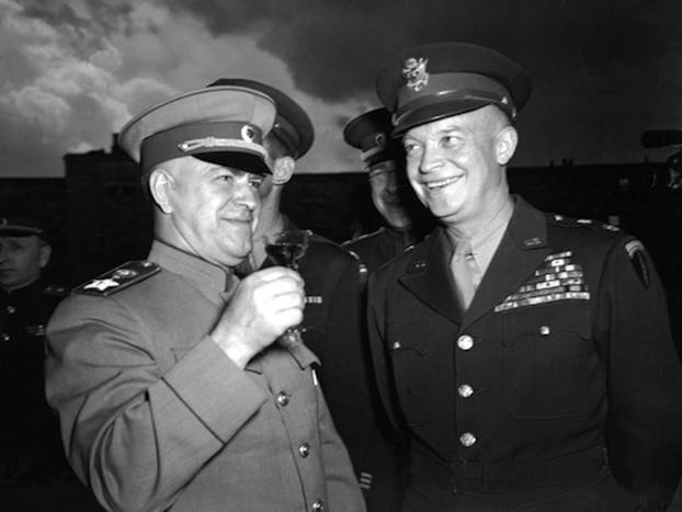 Ruskom generalu se jako svidjela Coca Cola, tražio je još, ali ne u američkom pakiranju. Kako bi to izgledalo da ruski general pije imperijalističko piće. Pa je Mladin izumio - Coca Colu sa zvijezdom. Svi su mislili da Rus pije mineralnu. | Foto: Pri